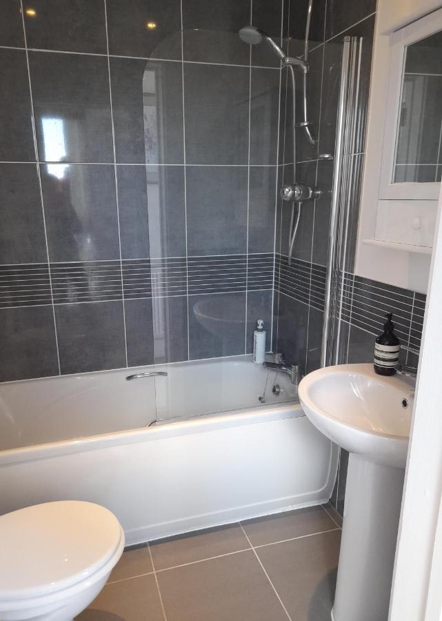 Crow'S Nest Penthouse Apartment With Free Spa Access Somerford Keynes Экстерьер фото