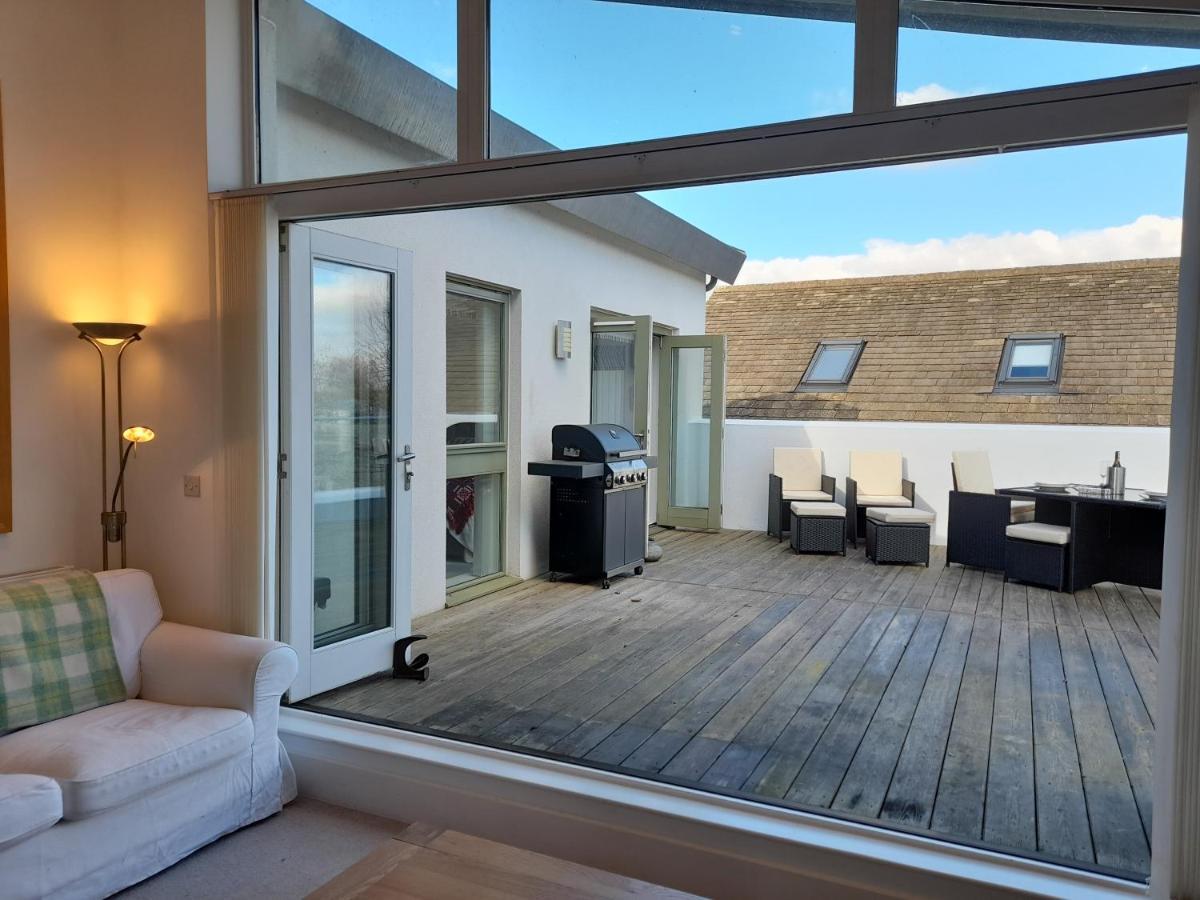 Crow'S Nest Penthouse Apartment With Free Spa Access Somerford Keynes Экстерьер фото