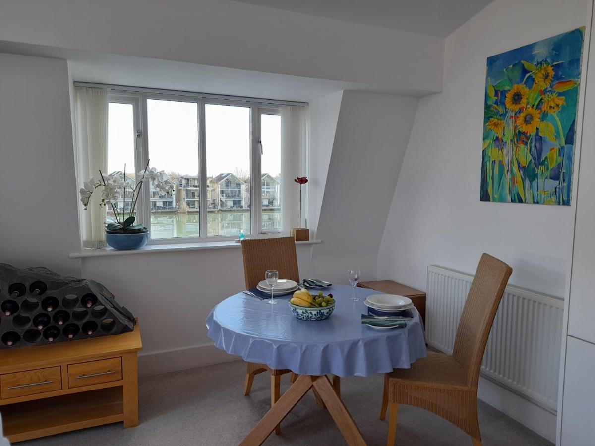Crow'S Nest Penthouse Apartment With Free Spa Access Somerford Keynes Экстерьер фото