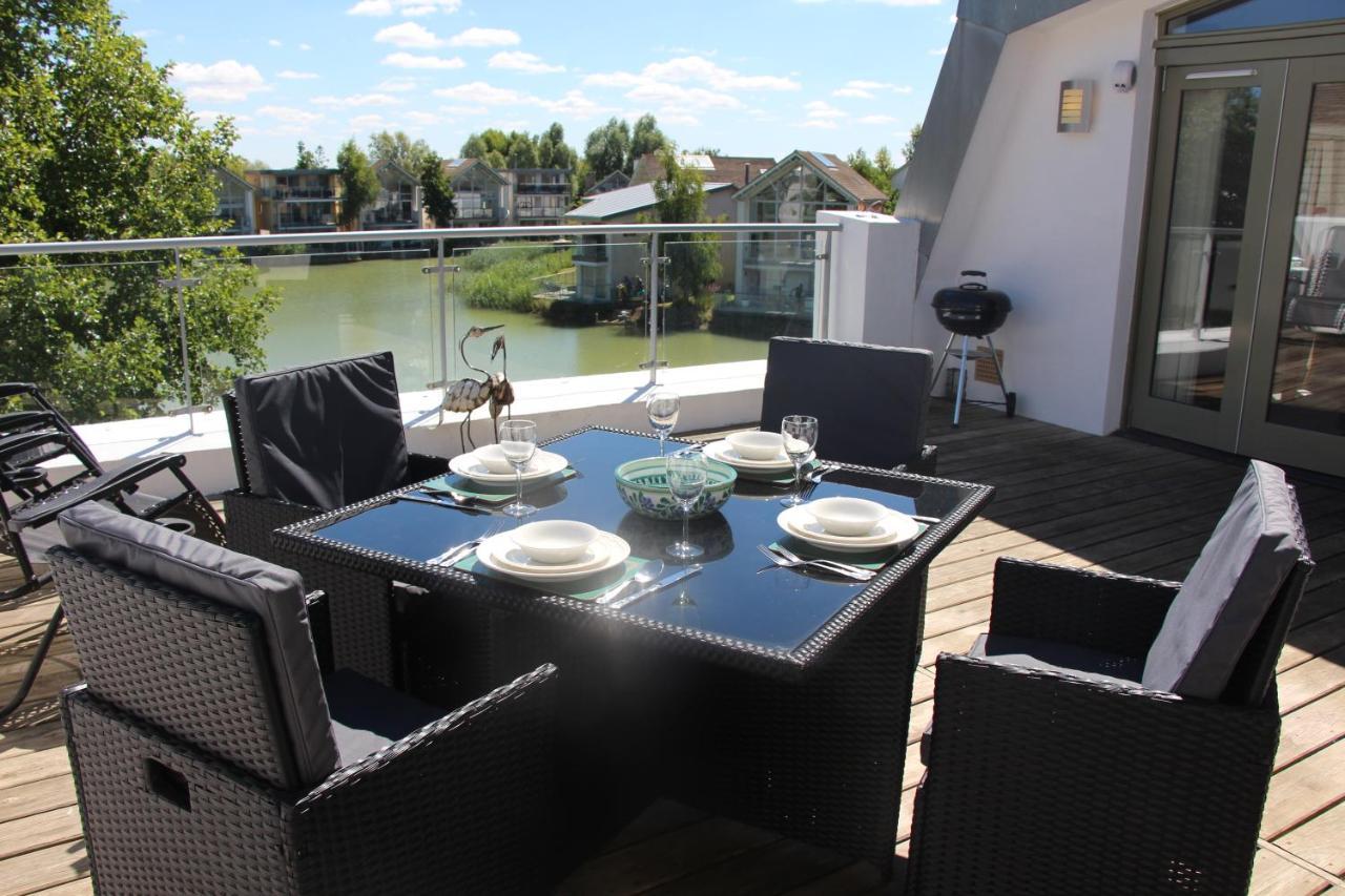 Crow'S Nest Penthouse Apartment With Free Spa Access Somerford Keynes Экстерьер фото