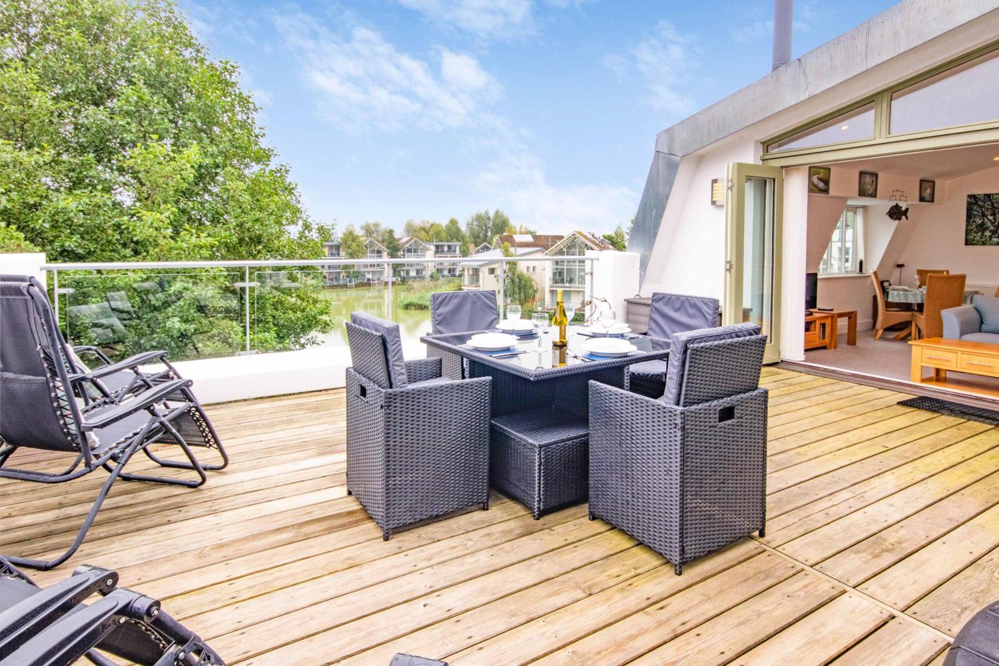 Crow'S Nest Penthouse Apartment With Free Spa Access Somerford Keynes Экстерьер фото